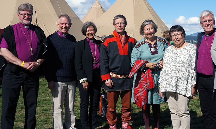 Sammen fra hele Norden på Samiske kirkedager i Mo i Rana i 2013, fra venstre: Biskop Samuel Salmi (Finland), daværende ärkebiskop Anders Wejryd (Sverige), preses Helga Haugland Byfuglien, generalsekretær i Samisk kirkeråd Tore Johnsen, leder i Samisk kirkeråd Anne Dalheim, biskop Sofie Petersen (Grønland og biskop Hans Stiglund (Sverige, Luleå).