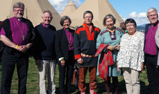 Sammen fra hele Norden på Samiske kirkedager i Mo i Rana i 2013, fra venstre: Biskop Samuel Salmi (Finland), daværende ärkebiskop Anders Wejryd (Sverige), preses Helga Haugland Byfuglien, generalsekretær i Samisk kirkeråd Tore Johnsen, leder i Samisk kirkeråd Anne Dalheim, biskop Sofie Petersen (Grønland og biskop Hans Stiglund (Sverige, Luleå).
