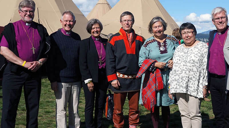 Sammen fra hele Norden på Samiske kirkedager i Mo i Rana i 2013, fra venstre: Biskop Samuel Salmi (Finland), daværende ärkebiskop Anders Wejryd (Sverige), preses Helga Haugland Byfuglien, generalsekretær i Samisk kirkeråd Tore Johnsen, leder i Samisk kirkeråd Anne Dalheim, biskop Sofie Petersen (Grønland og biskop Hans Stiglund (Sverige, Luleå).