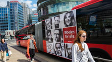Det Norske Bibelselskap gjør Bibelen synlig i Oslos gater i anledning sitt 200-års jubileum i mai. Store plakater på busser og trikker er en del av satsingen. (Foto: Erlend Berge/VL).