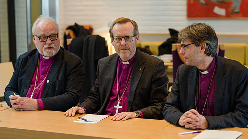 Bispemøtets arbeidsutvalg presenterte 19. februar vedtak fra møtet 15.-19. februar på en pressekonferanse. Fra venstre:  Atle Sommerfeldt (biskop i Borg), fungerende preses i Bispemøtet Halvor Nordhaug (biskop i Bjørgvin) og Stein Reinertsen (biskop i Agder og Telemark).
