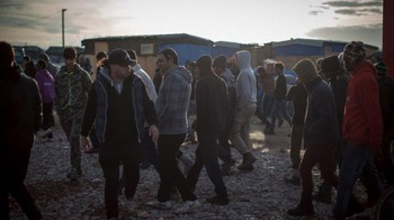 I det matutdelingen i den provisoriske flyktningleiren i Calais, Frankrike, tar slutt denne dagen i desember 2015, er det mange mennesker som må vende tilbake til teltet sitt tomhendt. Foto: Sean Hawkey/Kirkenes verdensråd