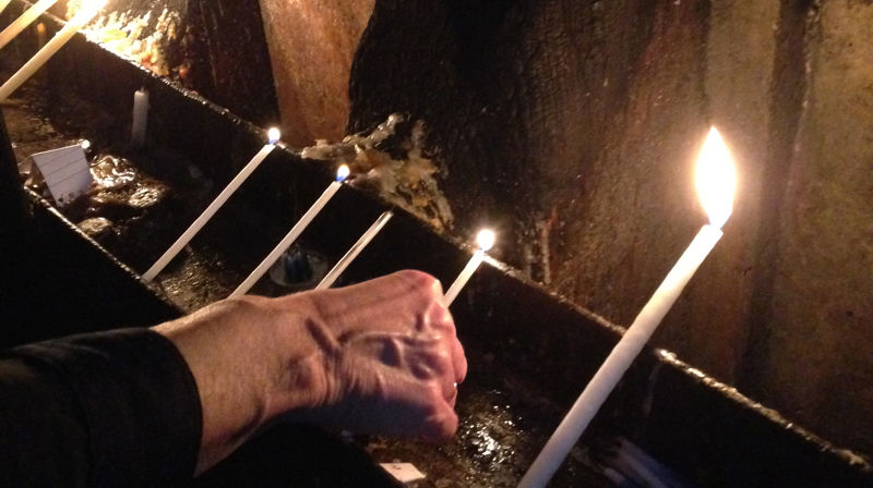 Lys tennes i Fødselskirken i Betlehem. Foto: Kirkerådet