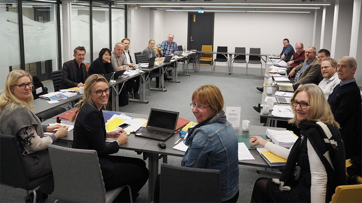 Fra sluttføringen av forhandlingene 29. november. Organisasjonene som er representert på bildet: KA, Presteforeningen, Fagforbundet, Utdanningsforbundet, Akademikerne, MFO, Samfunnsviterne, Delta, Diakonforbundet, Akademikerforbundet, KUFO og Parat.