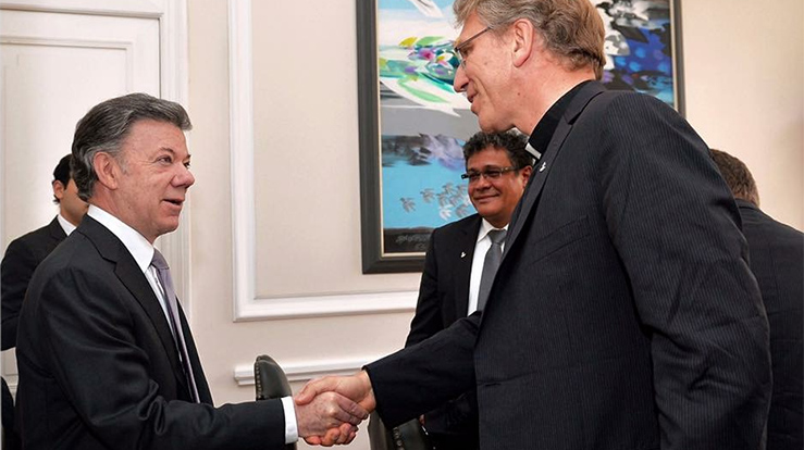 Generalsekretær i Kirkenes verdensråd, Olav Fykse Tveit, møtte den colombianske presidenten Juan Manuel Santos i Bogota i september 2015. (© Cesar Carrion/SIG)