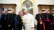 Pave Frans hilser på lederne i Det lutherske verdensforbund, biskop Munib Younan og Martin Junge (t.v). Foto: Vatikanet
