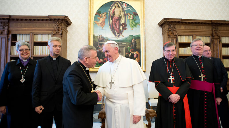 Pave Frans hilser på lederne i Det lutherske verdensforbund, biskop Munib Younan og Martin Junge (t.v). Foto: Vatikanet