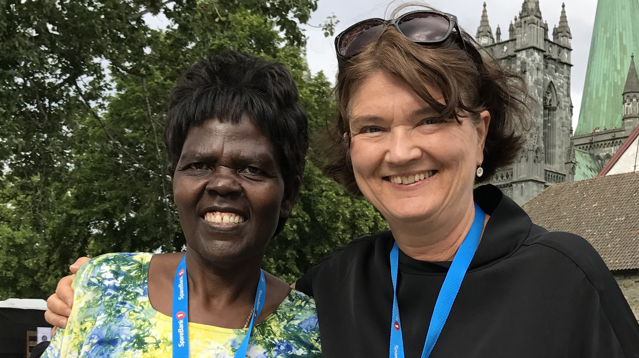 Agnes Aboum sammen med Mellomkirkeligs råds generalsekretær Berit Hagen Agøy, med Nidarosdomen i bakgrunnen. (Foto: Olav Svanholm, Nidaros bispedømme)