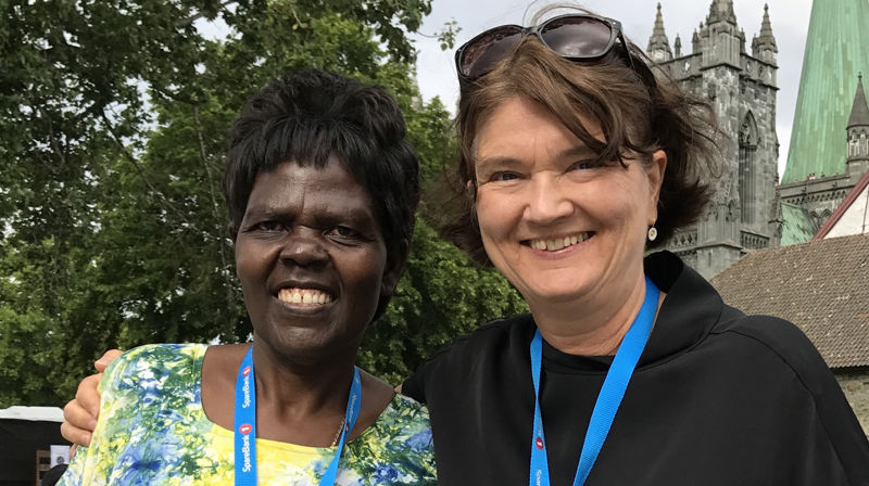 Agnes Aboum sammen med Mellomkirkeligs råds generalsekretær Berit Hagen Agøy, med Nidarosdomen i bakgrunnen. (Foto: Olav Svanholm, Nidaros bispedømme)