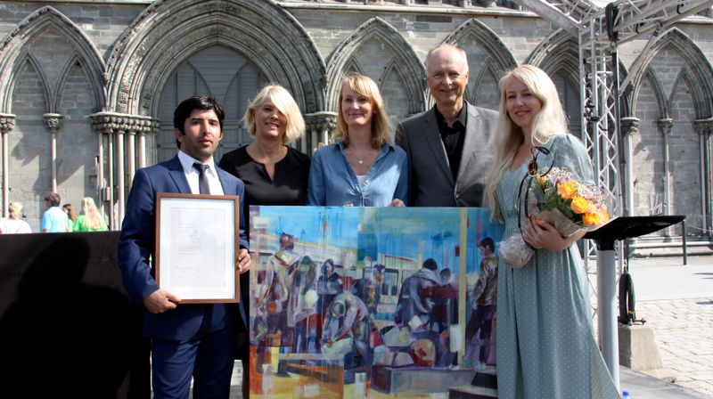 Prisutdeler og prisvinnere foran Vestfronten på Nidarosdomen. (Foto: Frøydis Indgjerdingen/Norske kirkeakademier)