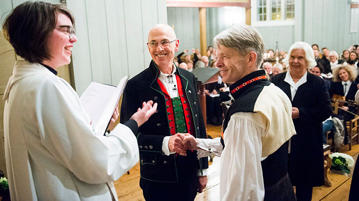 Kjell Frølich Benjaminsen og Erik Skjelnæs ble viet av Bettina Eckbo i Eidskog kirke. (Foto:Fredrik Varfjell/NTB Scanpix)