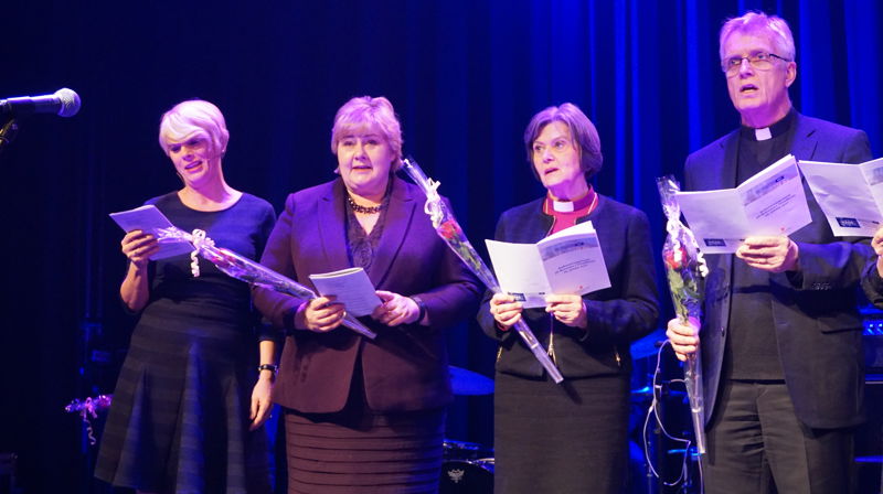 Opp på scenen for å synge "Gud er en borg", fra venstre Raaum, Solberg, Byfuglien og Junge. (Foto: Kirkerådet)