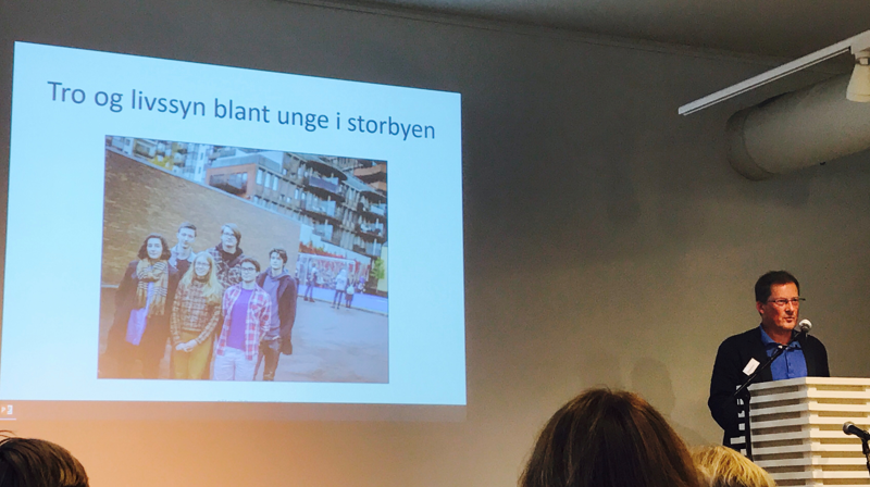 KIFO-forsker Pål Ketil Botvar presenterte undersøkelsen på Litteraturhuset 11. september. (Foto: Kirkerådet)