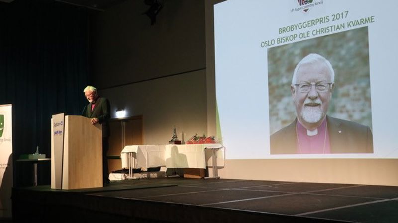 Oslo biskop Ole Christian Kvarme mottok 14. augustkomiteen sin Brobyggerpris 2017 den 10. august. Foto: Magnar Helgheim