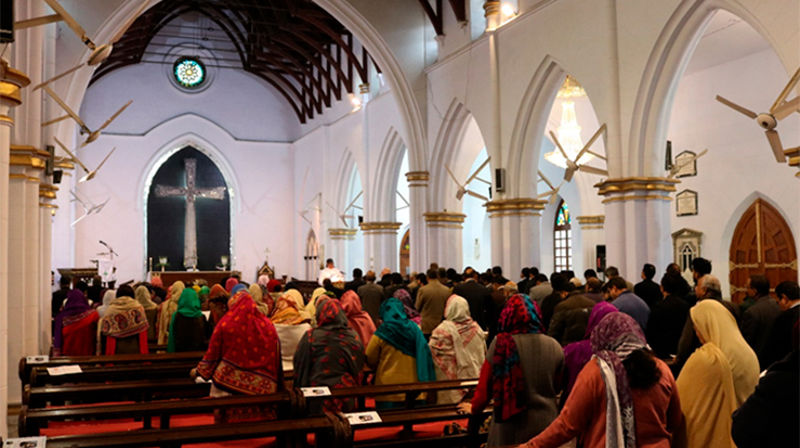 Kristne i Peshawar i Pakistan samlet til gudstjeneste i januar 2017 i forbindelse med besøk fra Den norske kirke. Her lever kristne i en hverdag preget av vold og diskriminering. (Foto: Kirkens nødhjelp)