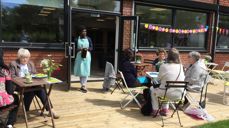 Sommerkafeen holder til på Stovner frivillighetssentral, på plattingen utenfor Fossum kirke. Alle foto: Liv Bergh, diakon i Den norske kirke