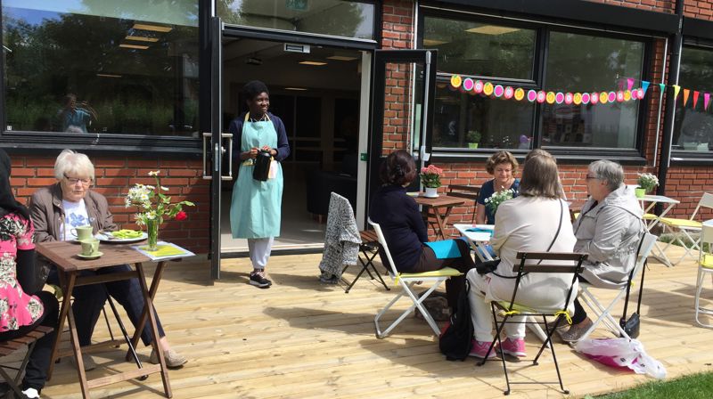 Sommerkafeen holder til på Stovner frivillighetssentral, på plattingen utenfor Fossum kirke. Alle foto: Liv Bergh, diakon i Den norske kirke