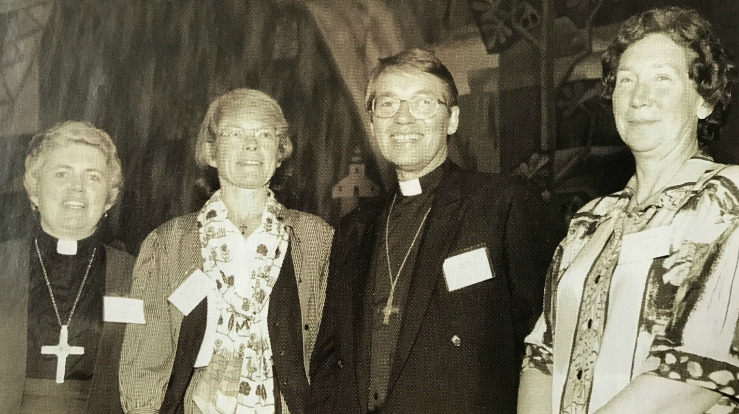 Her er de tre første kvinnelige lutherske biskopene samlet i Genève i 1994, sammen med Gunnar Stålsett, som på den tiden var generalsekretær i Det Lutherske Verdensforbund. F.v: April Larsson fra USA, Maria Jepsen fra Tyskland og Rosemarie Köhn fra Norge.
