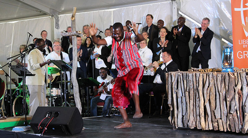Åpningsgudstjenesten på generalforsamlingen i Windhoek manglet ikke afrikanske rytmer.