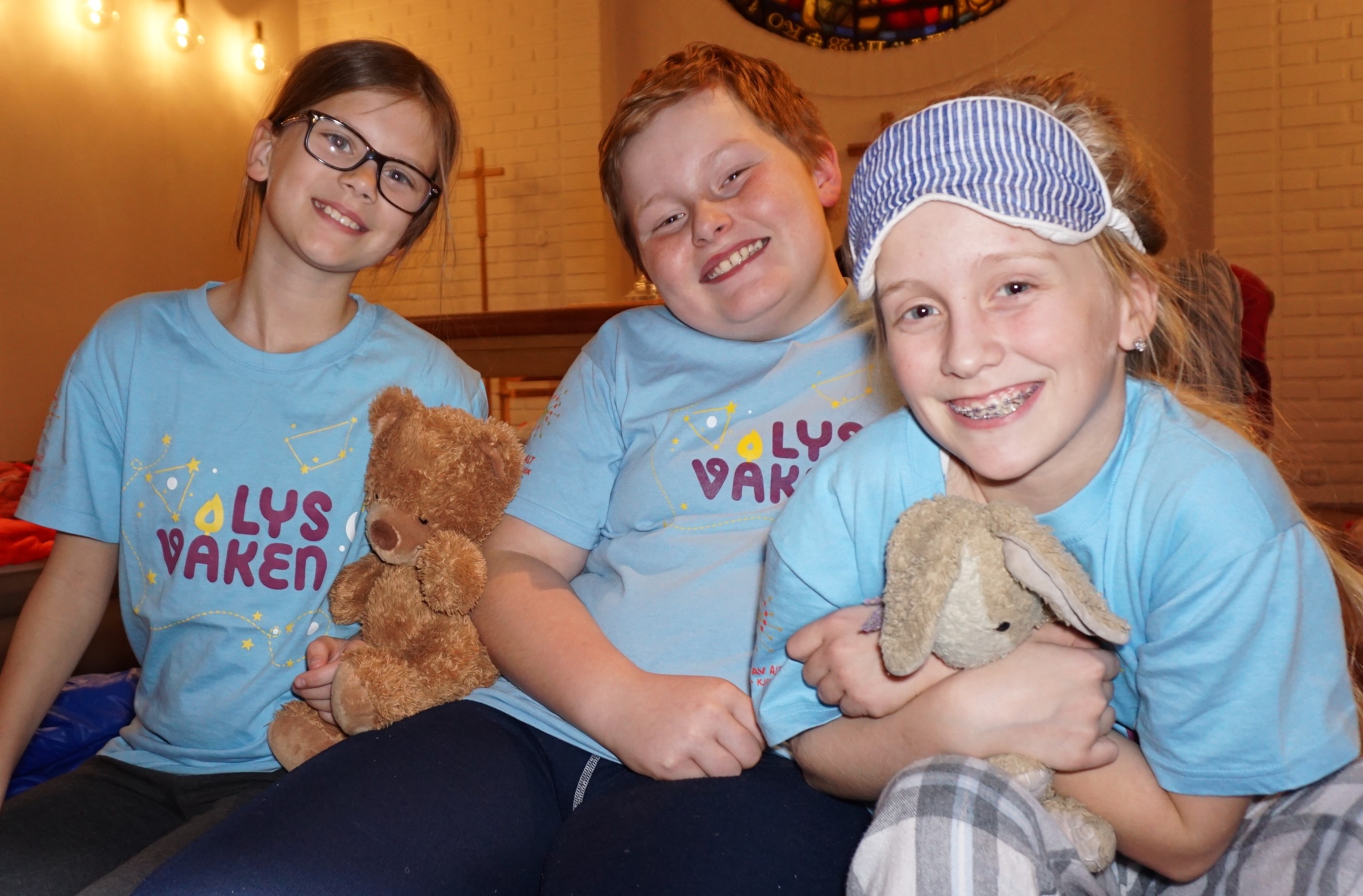 Viktoria Wahlberg Norman, Håkon Gudjonsson og Christine Aarsland Navestad var blant de 16 barna som overnattet i Gressvik kirke, og lærte kirkelyden å synge Lys våken-sangen under gudstjenesten dagen etter. (Foto: Per Helge Seglsten)