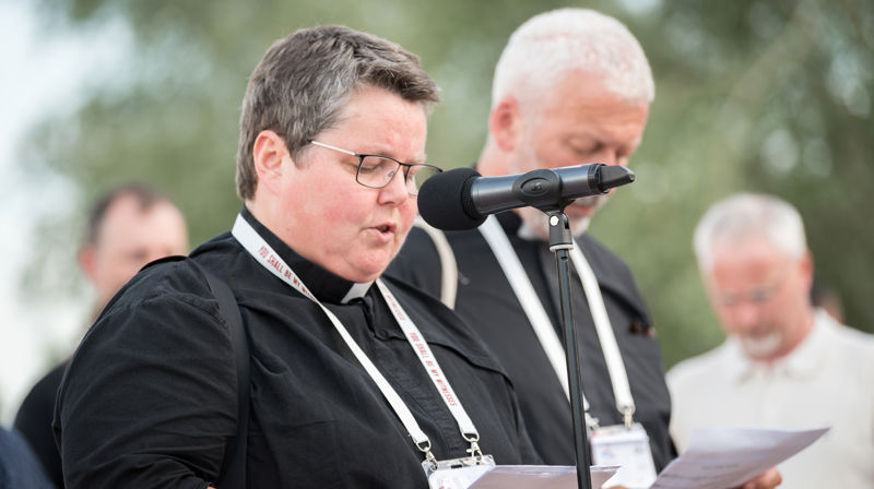 Kristine Sandmæl, leder i Mellomkirkelig råd ber fredsbønn langs Donau i Novi Sad, Serbia. (Foto: Albin Hillert/KEK)