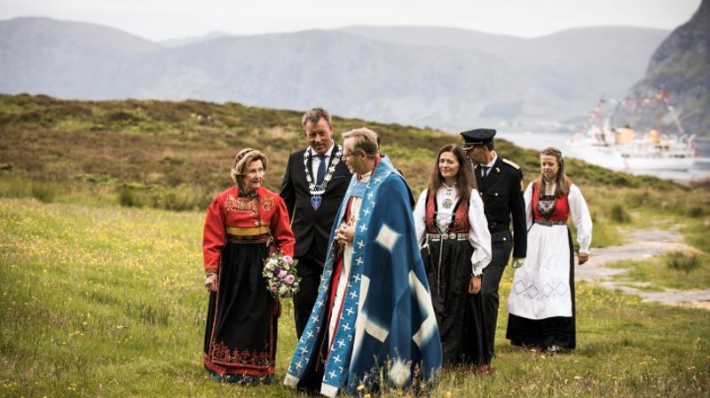 Dronning Sonja i samtale med biskop Halvor Nordhaug ved Selje kloster i Sogn og Fjordane. Foto: Bjørgvin bispedøme / fotograf Magnus Skrede