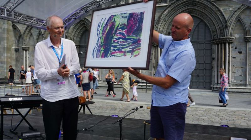 Prisen ble overrakt av Kjell Yngve Riise, til Tor Sørby, daglig leder i Moss menighet. (Foto: Kirkerådet)