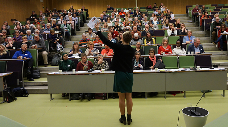 Rapporten ble presentert for deltakerne på erfaringskonferansen. (Foto: Kirkerådet)