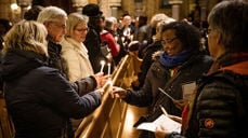 Menigheten tenner hverandres lys under fredsgudstjenesten. (Foto: Bård Bøe)