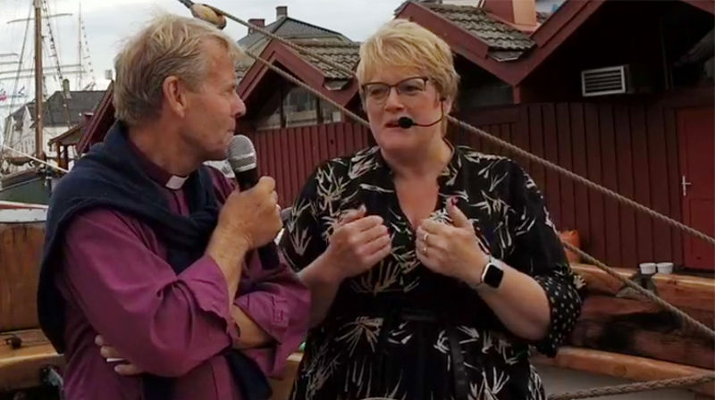 Biskop Per Arne Dahl og kulturminister Trine Skei Grande samtalte om tro og tvil om bord på Kirkeskipet under Arendalsuka.