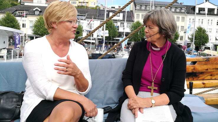 Kristin Halvorsen, leder i Bioteknologirådet, møtte 15. august preses i Bispemøtet Helga Haugland Byfuglien til en liten times samtale om bioteknologiens muligheter og utfordringer