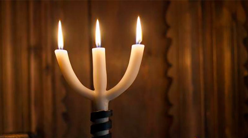 Mange brenner trearmete lys på Helligtrekongersdag. (Foto: Haakon Harris/Norsk Folkemuseum)