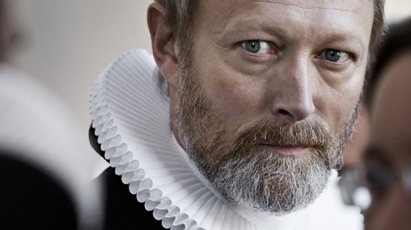 Lars Mikkelsen spiller presten Johannes i Herrens veier. (Foto hentet fra nrk.no)