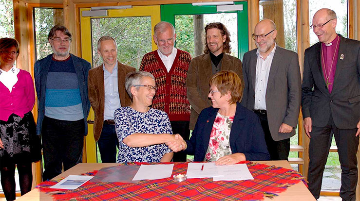 Rektor ved VID Ingunn Moser og direktør i Kirkerådet Ingrid Vad Nilsen signerte avtalen om virksomhetsoverdragelse. På bildet, fra venstre: Terese Bue Kessel, Roald Kristiansen, Espen Dahl,  Ingunn Moser, Kjell Magne Mælen, Tomas Sundnes Drønen, Ingrid Vad Nilsen, Bernd Krupka, og biskop Olav Øygard, styreleder, Kirkelig utdanningssenter nord. (Foto: Stine Solli Teigen)
