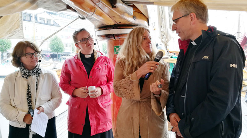 Mellomkirkelig råds generalsekretær, Berit Hagen Agøy (til venstre) ledet samtalen mellom sokneprest, Marianne Brækken, generalsekretær i Krf, Hilde Frafjord Johnsen og generalsekretær i Kirkenes verdensråd, Olav Fykse Tveit.