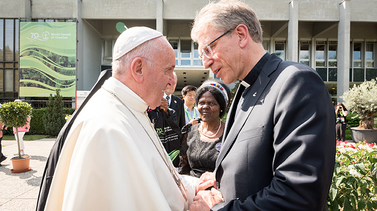 Pave Frans og generalsekretær Olav Fykse Tveit i Kirkenes verdensråd utenfor det økumeniske senteret i Geneve 21. juni. I bakgrunnen  Dr Agnes Abuom, leder av Kirkenes verdensråds sentralkomite. (Foto: Albin Hillert / WCC)