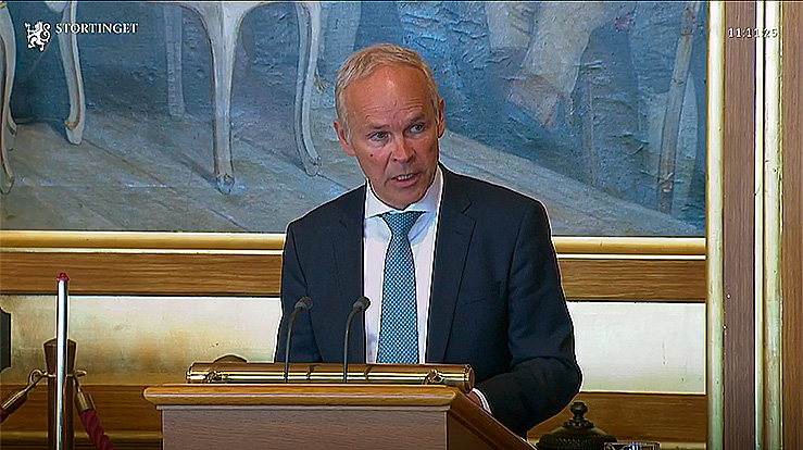 Kunnskaps- og integreringsminister Jan Tore Sanner (H) på Stortingets talerstol under debatten om skolegudstjenester 26. april. (Skjermkopi fra Stortinget.no)