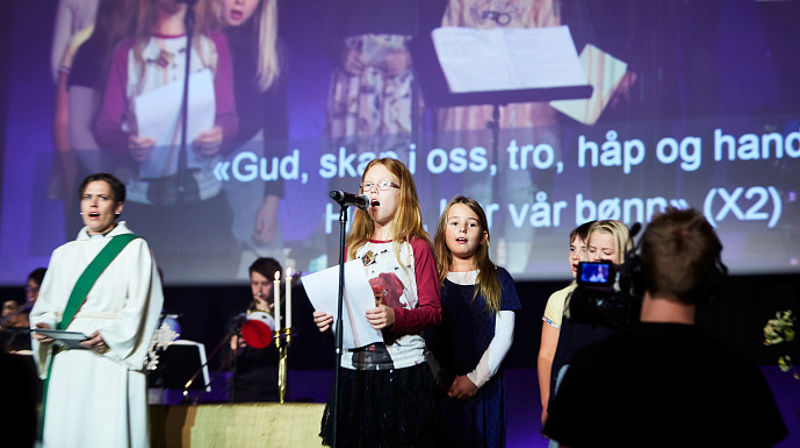 Fra gudstjenesten i fjor, med barnekor og musikalsk trøkk fra scenen. (Foto: Sveinung Bråthen)