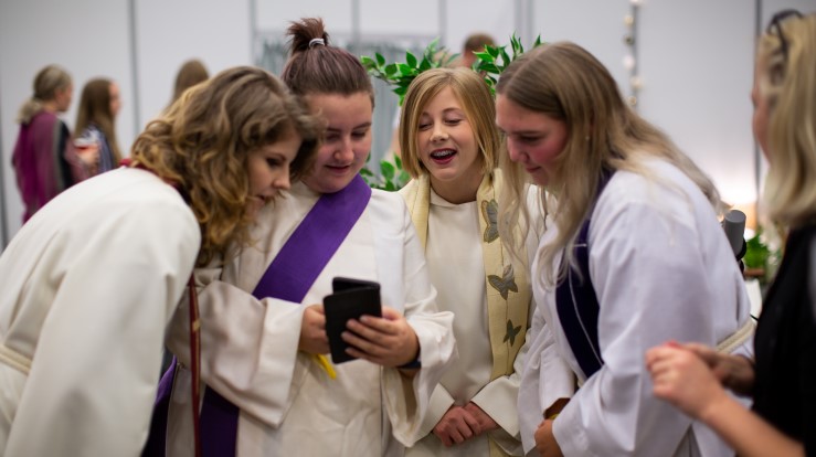 Fire venninner fra Stjørdal fikk prøve alba og stola i U25-loungen på Trosopplæringskonferansen 17. oktober 2018 på The Qube ved Gardermoen.