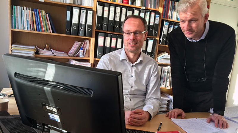 Avdelingsdirektør i Kirkerådets avdeling for kirkeordning, Ole Inge Bekkelund (til venstre) og seniorrådgiver Jørund Østland Midttun leser for tiden høringsuttalelser om ny kirkeordning.