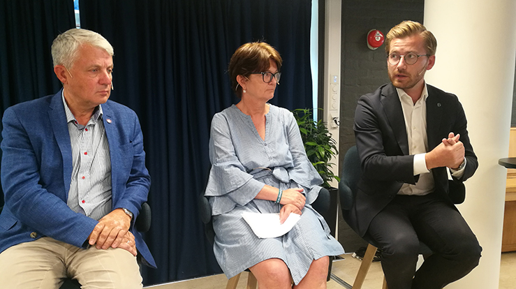 Fra samtale på Olavsfest, fra venstre Dagfinn Høybråten, Berit Hagen Agøy og Sveinung Rotevatn. (Foto: Kirkerådet)