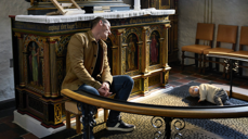 Herrens Veier sesong 2: Christian, prostens sønn, har nettopp gitt ut sin andre bestselgende bok. Livet virker som en suksess, men under overflaten er han tynget av en stor skyldfølelse etter tapet av broren August. (Foto: dr.dk)