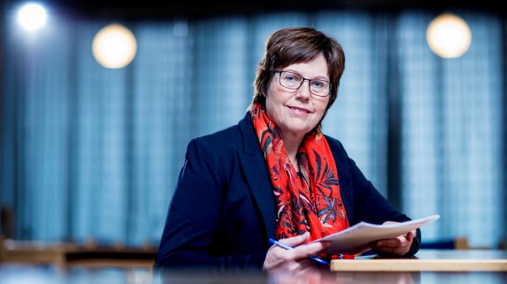 Kirkerådsleder Ingrid Vad Nilsen er glad for at regjeringen nå åpner for mer aktivitet i kirkene