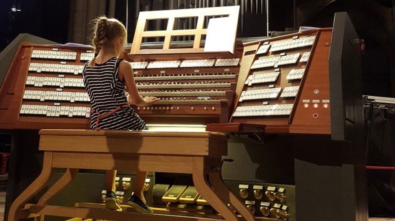 Barn deltar på orgelkurs i Nidarosdomen i regi av PIO (Pilegrim i orgelsko) under Olavsfestdagene i 2016. (Foto: Lene Kristin Bråtejorde)