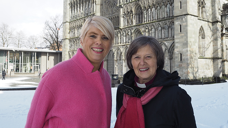 Kirkerådsleder Kristin Gunleiksrud Raaum og preses Helga Haugland Byfuglien ønsker alle, både barn og voksne, velkommen til dåp - der fornavn selvfølgelig er en del av liturgien. (Foto: KA)