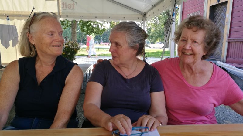 Eva Kristin Nergård, Dorette Engby og Ragnhild Jackson nyter skyggen og roen i teltet i "Kirkehagen". (Foto: Kirkerådet)