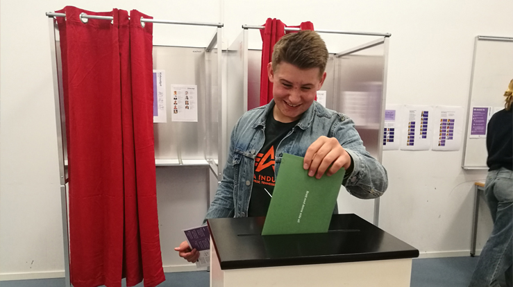 Ung førstegangsvelger deltar i kirkevalget i Greverud menighet, Oppegård. (Foto: Kirkerådet)