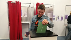 Ung førstegangsvelger deltar i kirkevalget i Greverud menighet, Oppegård. (Foto: Kirkerådet)