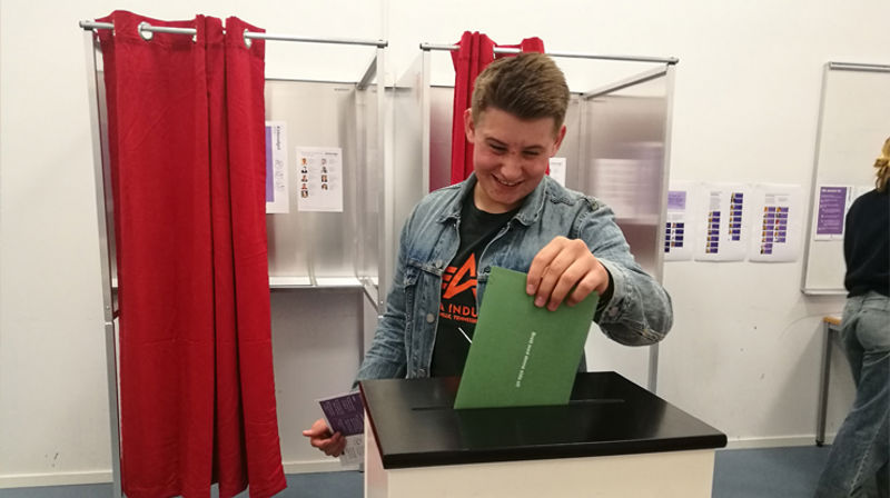 Ung førstegangsvelger deltar i kirkevalget i Greverud menighet, Oppegård. (Foto: Kirkerådet)