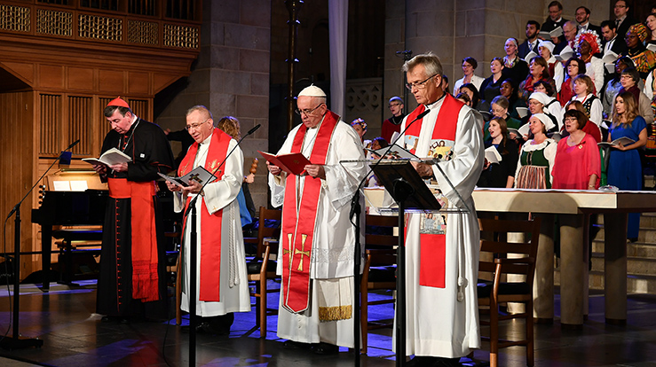 Fra venstre: kardinal Kurt Koch, lederen av Det pavelige rådet for fremme av kristen enhet, presidenten i Det lutherske verdensforbund biskop Munib Younan, Pave Frans og generalsekretæren i Det lutherske verdensforbund Martin Junge.